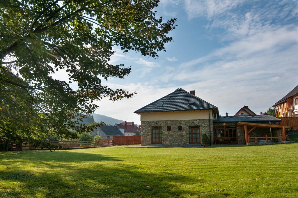 Bed and Breakfast Kakukk Vendéglő Panzió Bánd Exterior foto