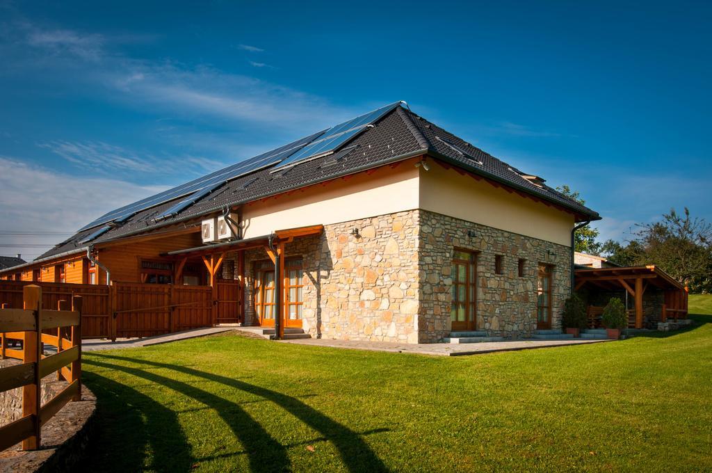 Bed and Breakfast Kakukk Vendéglő Panzió Bánd Exterior foto